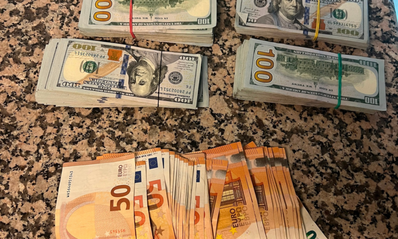 Un pasager de pe Aeroportul Internațional Henri Coandă a încercat să plaseze copilului borseta cu 60.000 USD și 2.000 EUR, la controlul vamal